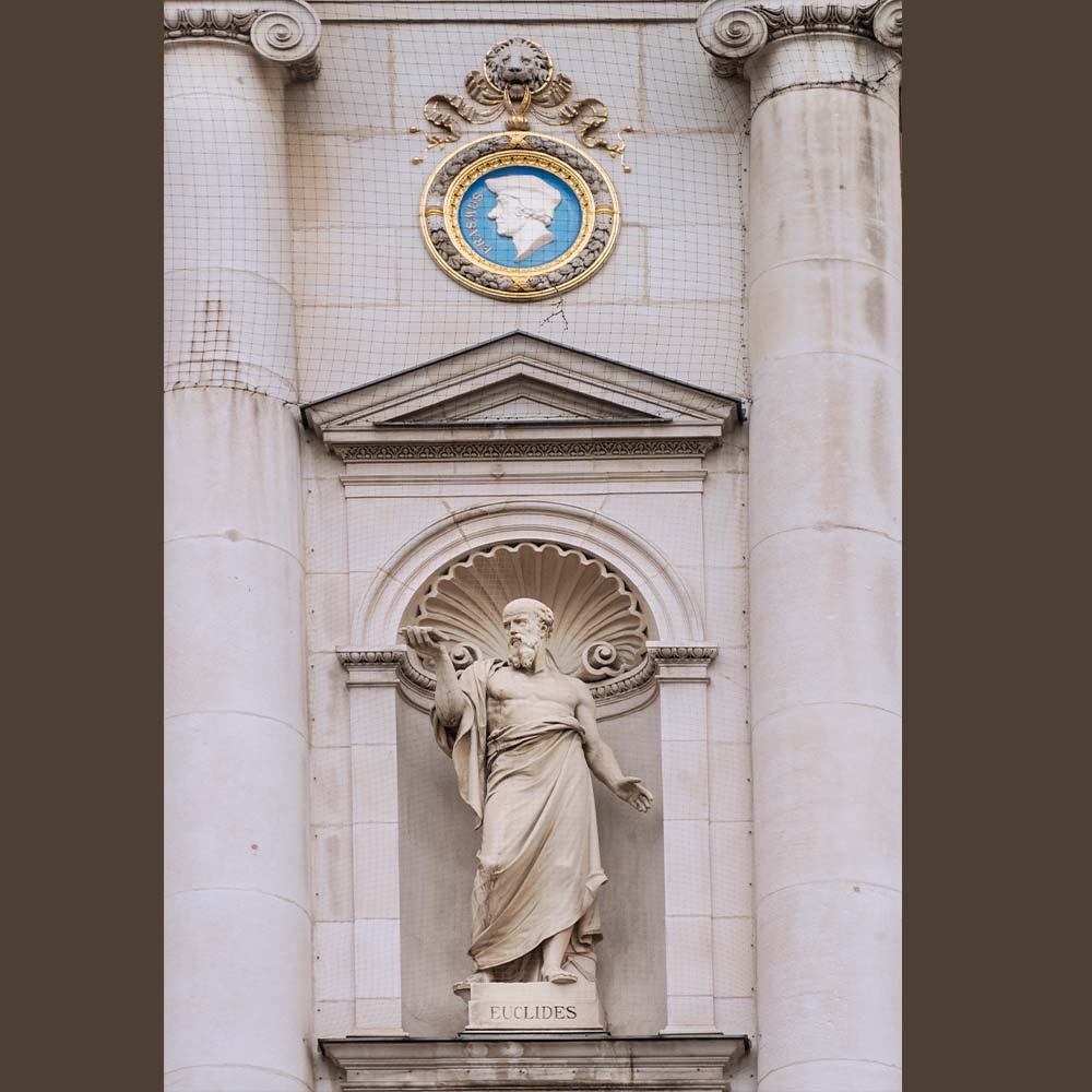 Euclid Images 1000x1000_0007_uclides statue, The Mathematician, in old building's facade in Vienna, Austria, 2020